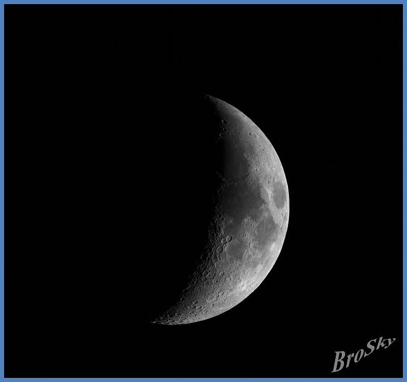 Mond_32z_210310.jpg -    Objekt: Mond    Objekt: Mond Illumination: 32% - zunehmend Aufnahmeort: Senden Aufnahmedatum: 21.03.2010 Belichtung: Mosaik aus 6 x 500 Bilder (je 10% verwendet) Optik: 130 mm TS Triplett Apo Kamera: ALccd5 mit IR/UV Sperrfilter 