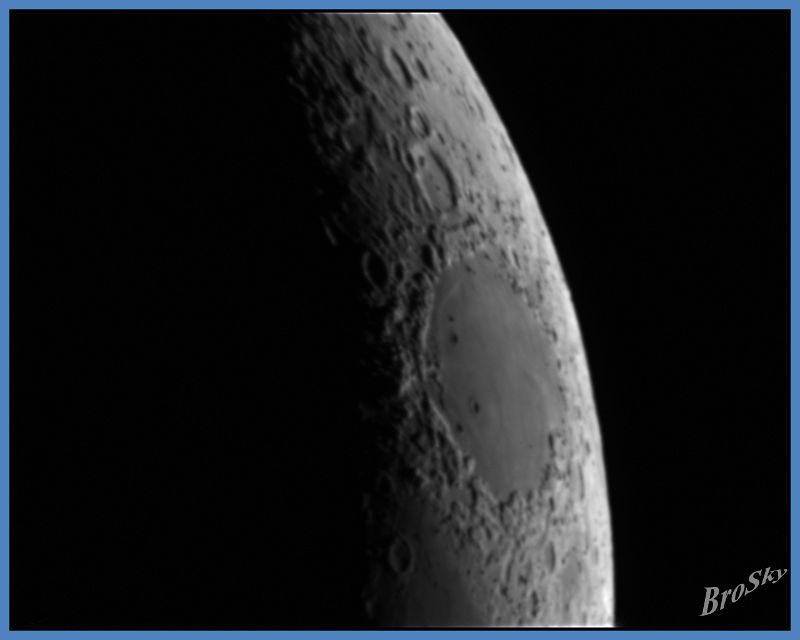 Mond_z12_170410_Mare_Crisium.jpg -    Objekt: Meer der Gefahren - Mare Crisium    Aufnahmeort: Senden Aufnahmedatum: 17.04.2010 Belichtung: 500 Bilder (je 10% verwendet) Optik: TS 130/780mm Apo mit Tele Vue Powermate 2-fach und Baader Hyperion 12 mm Kamera: ALccd5 mit IR/UV Sperrfilter 