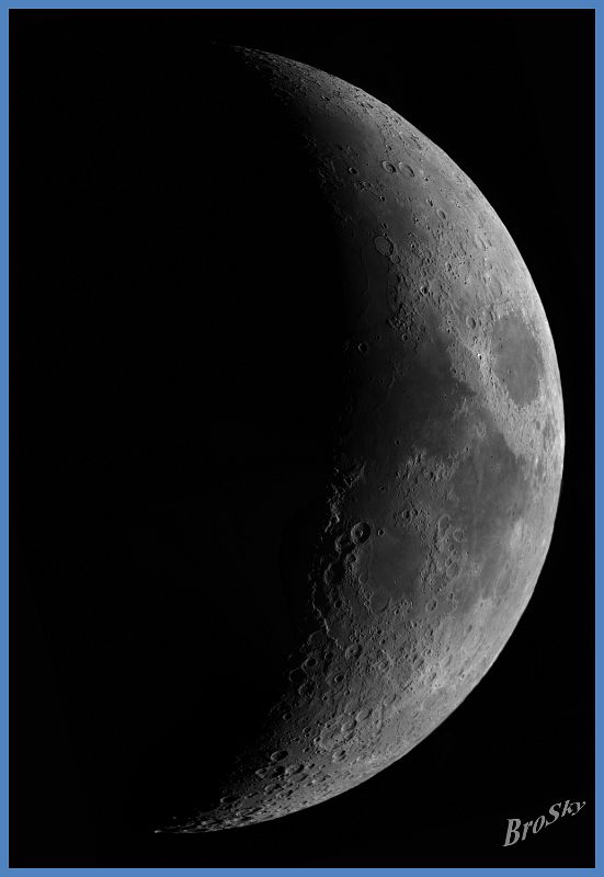 Mond_z29_190410.jpg -    Objekt: Mond    Illumination: 29% - zunehmend Aufnahmeort: Senden Aufnahmedatum: 19.04.2010 Belichtung: Mosaik aus 8 x 500 Bilder (je 10% verwendet) Optik: TS 130/780mm Apo mit Tele Vue Powermate 2-fach Kamera: ALccd5 mit IR/UV Sperrfilter 