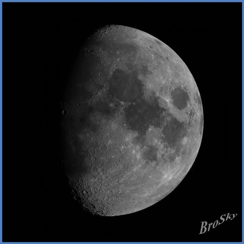 Mond_z75_200710.jpg -    Objekt: Mond    Illumination: 75% - zunehmend Aufnahmeort: Senden Aufnahmedatum: 20.07.2010 Belichtung: Mosaik aus 19 x 500 Bilder (je 10% verwendet) Optik: Takahashi TSA 120 mit Tele Vue Powermate 2-fach Kamera: ALccd5 mit IR/UV Sperrfilter 