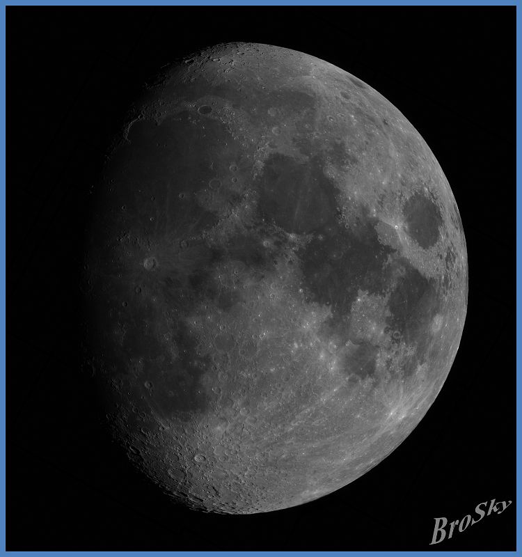 Mond_z83_240410.jpg -    Objekt: Mond    Illumination: 83% - zunehmend Aufnahmeort: Senden Aufnahmedatum: 24.04.2010 Belichtung: Mosaik aus 12 x 500 Bilder (je 10% verwendet) Optik: TS 130/780mm Apo mit Tele Vue Powermate 2-fach Kamera: ALccd5 mit IR/UV Sperrfilter 