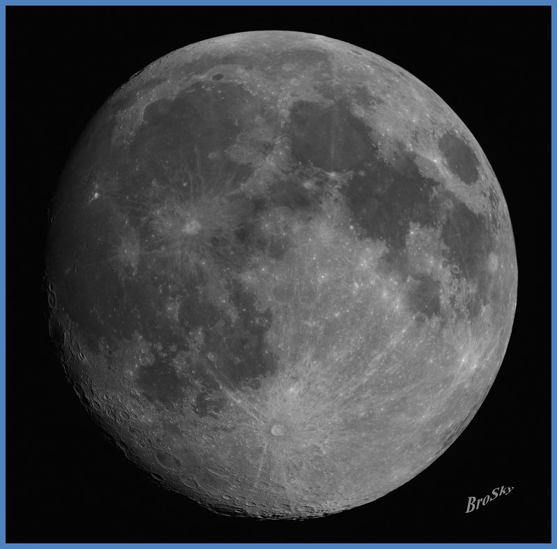 Mond_z96_191110.jpg -    Objekt: Mond    Illumination:96% - zunehmend Aufnahmeort: Senden Aufnahmedatum: 19.11.2010 Belichtung: Mosaik aus 20 x 500 Bilder (je 10% verwendet) Optik: Takahashi TSA 120 mit Tele Vue Powermate 2-fach Kamera: ALccd5 mit IR/UV Sperrfilter 