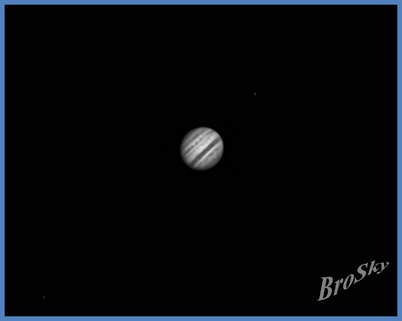 Jupiter_050111.jpg -    Objekt: Jupiter    Aufnahmeort: Senden Aufnahmedatum: 05.01.2011 Belichtung: 500 Bilder (je 10% verwendet) Optik: Takahashi TSA 120 mit Tele Vue Powermate 2-fach und Baader Hyperion 16 mm (Okularprojektion)  Kamera: ALccd5 mit IR/UV Sperrfilter 