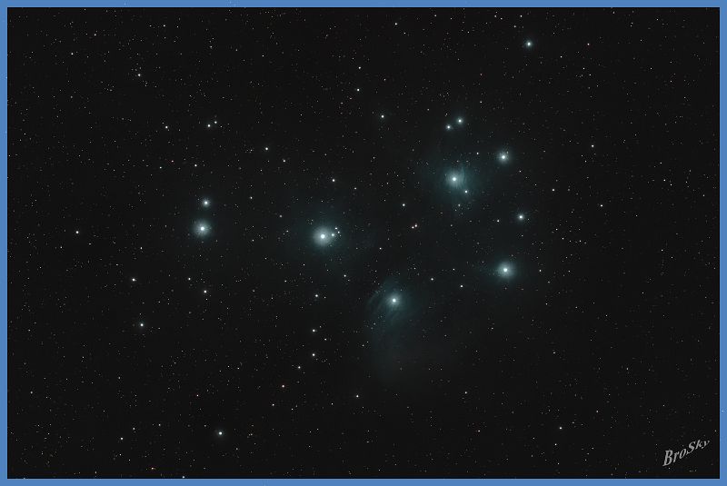 M45_171111.jpg -    Objekt: M45 - Plejaden    Sternbild: Taurus - Stier Aufnahmeort: Senden Aufnahmedatum: 10.04.2011 Belichtung: 15 x 300 sec Optik: Pentax SDHF 75 mm Kamera: Canon 550D Astro mit Hutech IDAS V4 Filter 